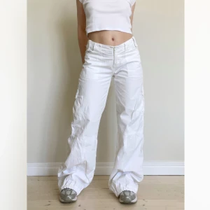 Cargobyxor  - Cargobyxor. Regleras med resår längst ned. Strl 34. Midjemått: 72 cm, Innerbenslängd: ca 82 cm när resåren är lös. Fint skick! Se även mina andra annonser, 3 för 2 på allt! 💫