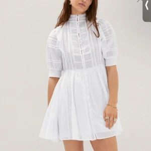 Vit klänning💕 - Super gullig klänning! Passar jätte bra till student eller skolavslutning. Hör av dig för fler bilder💕💕 HELT oanvänd med lapp kvar, nypris 660kr