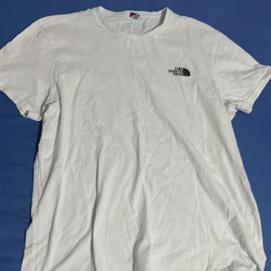 the north face tshirt - säljer för jag inte använder längre, nytvättad 