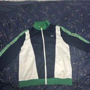Lacoste Sweatshirt - Väldigt väldigt unik och eftertraktad Lacoste zip up, Storlek M men passar mer åt S hållet skick 8/10 inga skador, Priset är ej hugget i sten