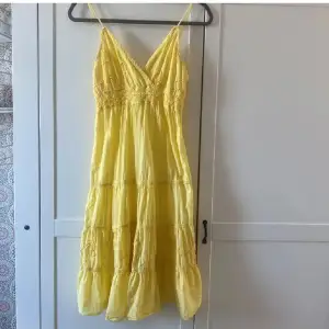 Supersöt gul klänning, ena bandet är sönder där bak vilket du kan se på bilden men inget som märks! Utöver de är den i bra skick 💛