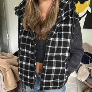 Rutig zara väst - Rutig, varm och fluffig zara väst. Helt ny och knappt använd alltså i toppen skick.