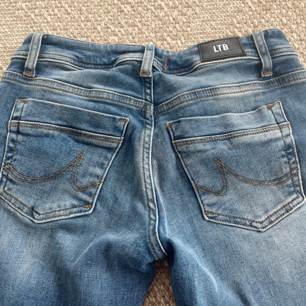 Jätte snygga lågmidjade LTB jeans som tyvärr är för små för mig.💗. Jeans & Byxor.