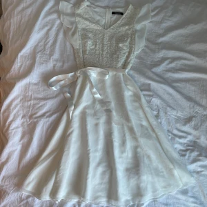 Studentklänning - Klänning till skolavslutning eller student. Bandet går att ta bort eller knyta som man vill ha det 