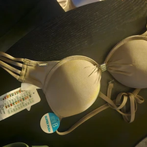 2 bikini överdelar - Beige: Ny med prislapp Svart: Knappt använd Båda stl 70B För små för mig