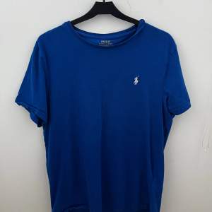 Blå polo Ralph Lauren tshirt i storleken S. Bra skick 7/10. Säljer då den har blivit för liten för mig. 