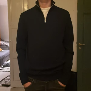 Mörkblå jack&jones halfzip - Hej! Säljer min mörkblå jackjones halfzip eftersom den ej kommer till användning. Den är i mycket bra skick knappt använd. Storlek S och passar mig som är 176. 