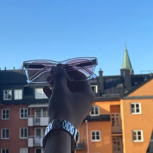 Yves Saint Laurent Paris Glasögon!  - Köpte dessa till min flickvän i födelsedagspresent. Hon vill sälja de för att butiken ej ville byta. Använda fåtal gånger, (isch 5 gånger) Och är i stört bra skick! Köpte de för 2000 kr och säljer endast för 700 kr men priset är diskuterbart!