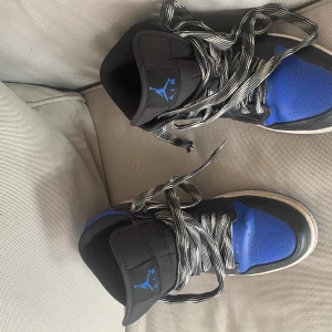 Jordan 1 black royal blue  - Tja säljer nu mina jordans då jag knappt använt dom, storlek 42,5 men passar 41 garanterat, pris ej hugget i sten 