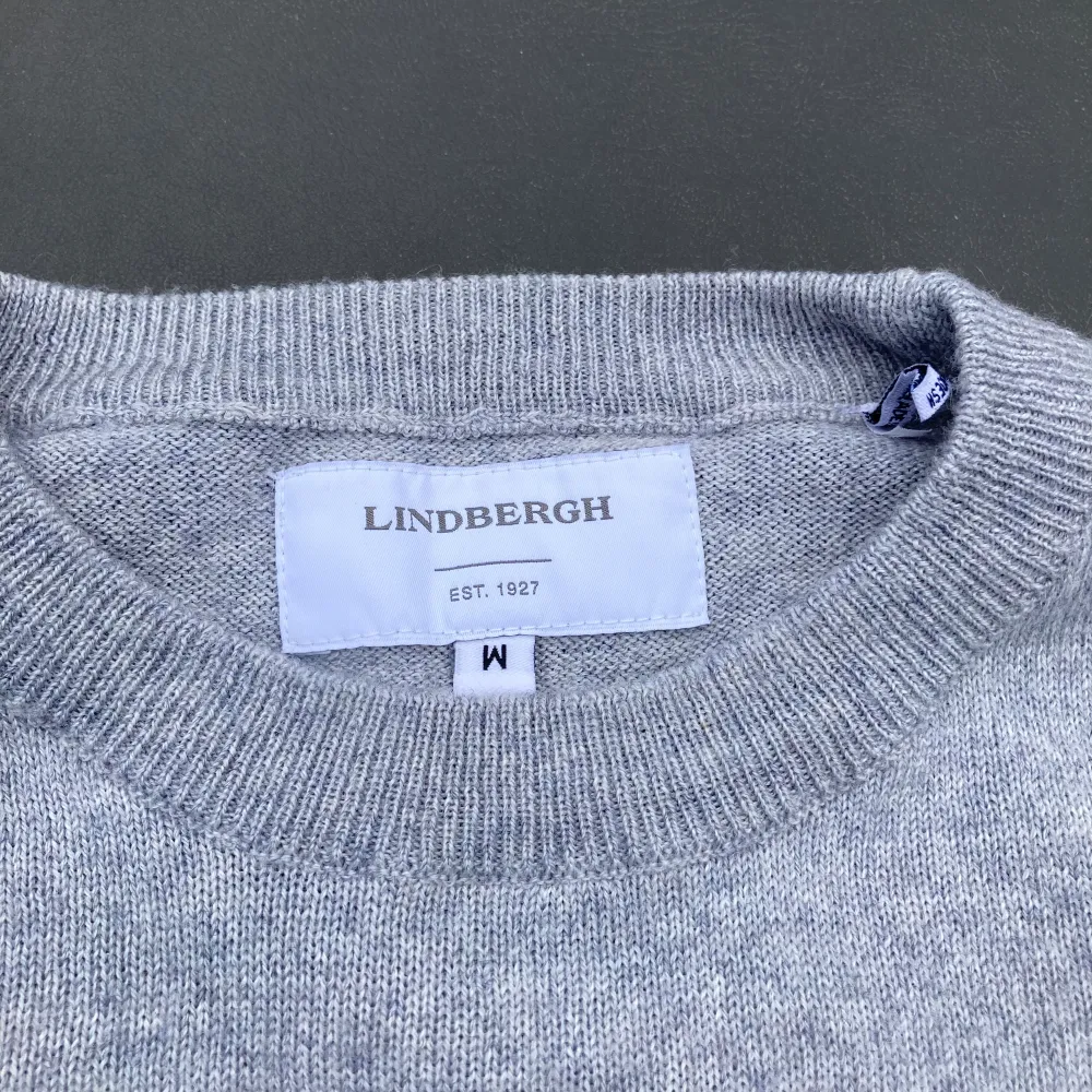 Långärmad tröja från Linbergh | Skick 9/10, bra skick | Storlek M | Sjukt bekväm och snygg färg | Vi erbjuder ett generöst pris på 400kr | Skriv om du har ytterligare funderingar!👊🏽. Tröjor & Koftor.
