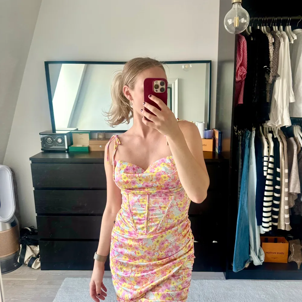 Säljer min otroligt fina Pastel Punch Dress från For Love & Lemons 💕  Storlek M men passar mig som oftast har S, pga väldigt stretchig i materialet. Utsåld på hemsidan! Inga defekter förekommer. Ord. pris: 1750kr Skriv om du har frågor 🫶🏼. Klänningar.