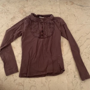 brun långärmad tröja med fina detaljer - jättefin mörkbrun tröja med cool design, väldigt unik tyvärr lite nopprig