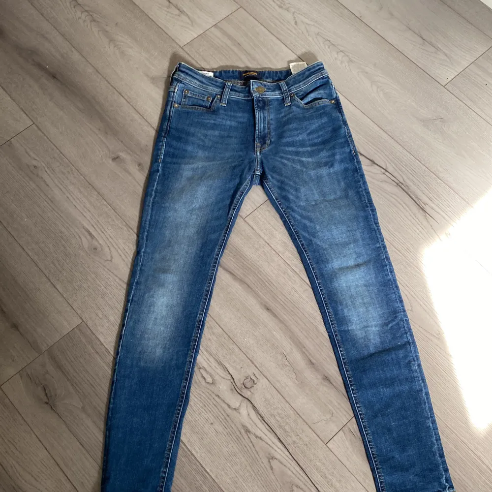 Jeans som är knappt använda lite för små på mig men skulle passa nån som är 165-170 cm. Jeans & Byxor.