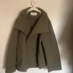 En fin kappa  - En fin kappa i storlek 34. Kappan är från Bubbelroom. Har inte använt den mer än en gång. 