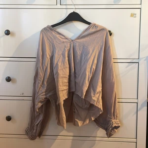 Croppad blus med broderat mönster - Bra skick överlag, dock croppad själv så inga sömmar längst ner, några små färgfläckar 