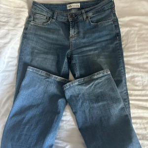 Lowwaist bootcut zara jeans  - Säljer dessa sjukt snygga jeans från zara då de inte kommer till användning längre! Långa på mig som är 170 och alla bilder är mina!❤️