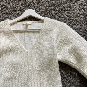 Stickad tröja hn - Stickad tröja från hm, endast använd fåtal gånger💕 Jättefin över kjolar och klänningar i sommar🌸