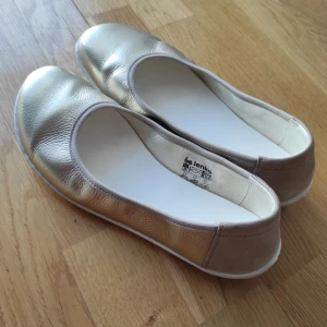 Be lenka barefoot ballerinaskor  - Säljer mina guldballerinas från Be Lenka. Detta är barfotaskor som gör att hela framfoten får plats = mer ergonomisk och kan göra foten starkare. 