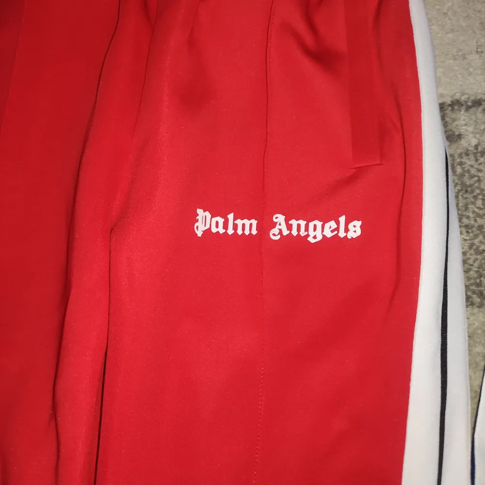 Säljer ett par röda palm angels byxor i storlek M. Dem är helt nya och alla tags och påse/bag följer med vid köp. Ställ frågor vid funderingar . Jeans & Byxor.