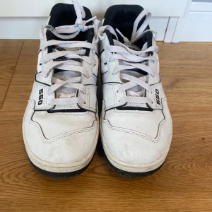 New Balance 550 - Säljer mina New Balance 550 för att de just nu bara ligger hemma.  Skick:7/10 då de är lite smutsiga efter användning men inga andra defekter. Jag har tvättat de så gott de går. Priset är ej hugget i sten vid snabb affär:)