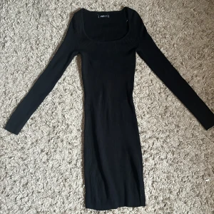 Långärmad klänning  - Klänningen är använd 1 gång väldigt fin men  har inte hittat rätt tillfälle att kunna använda den på och därför är den också i ett super skick. 