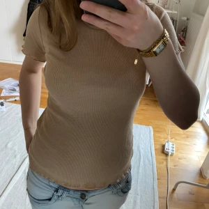 Ribb t-shirt  - Använd men superbra skick. 