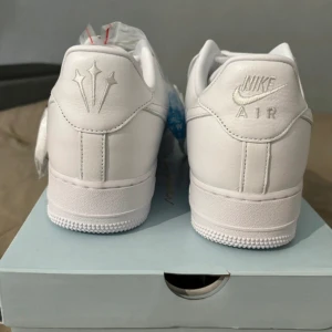 Nocta AIR FORCE 1 - Säljer ett  par oanvända nocta airforces i storlek 43  som passar perfekt nu till sommaren . öppen för  diskutera pris, leverans inom 24h box och snören medföljer skickar även med ett par crease skydd vid snabb affär.