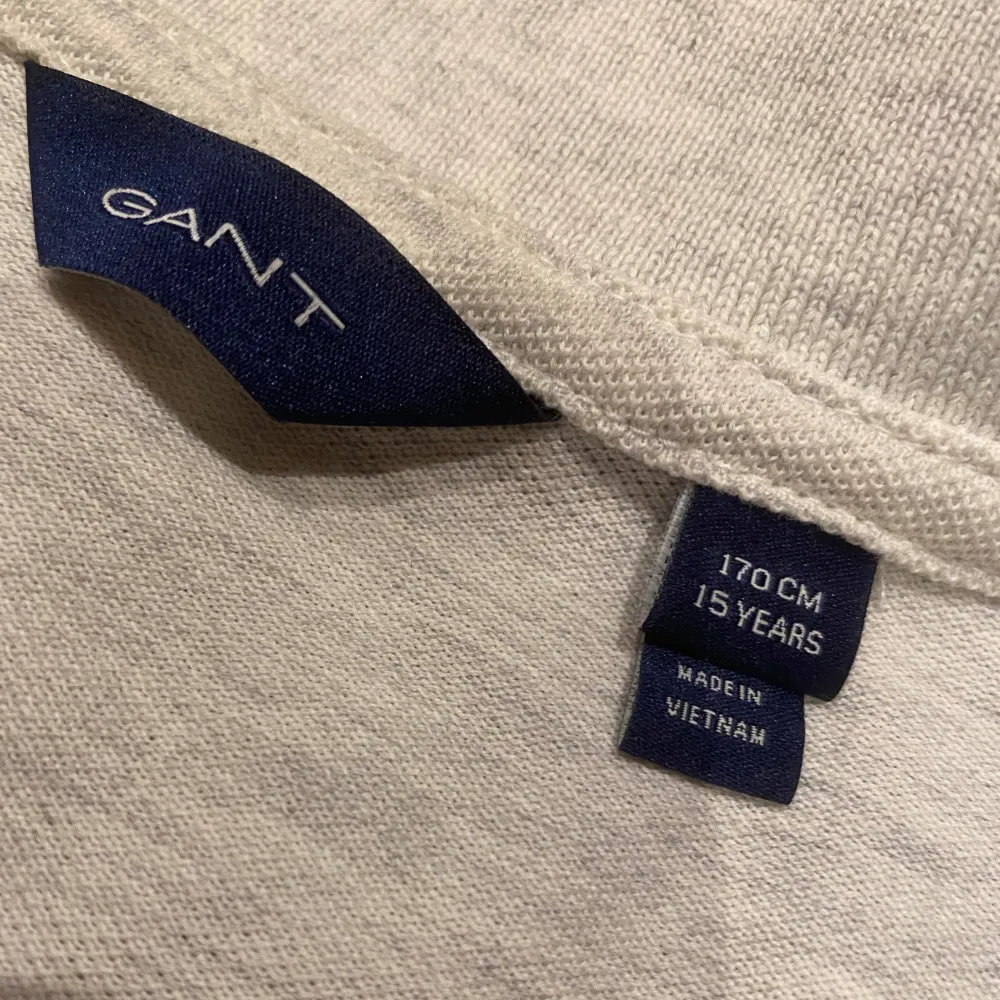 Säljer skit snygg och fräsch grå  Gant piké! Tröjan har aldrig använts.  Ny pris: 1095kr Vårat pris: 749kr  Priset är ej hugget i sten.. T-shirts.