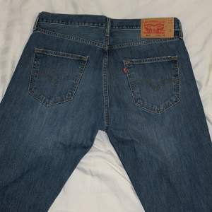 Sjukt fina jeans e väldigt bra kvalitet Storlek W44 L42
