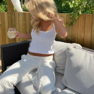 Alobha label linnebyxor - Lågmidjade linnebyxor från alobha som är i nyskick förutom de små hålen man ser på sista bilden fast är inget man tänker på🥰 säljer pga passade inte mig i storleken