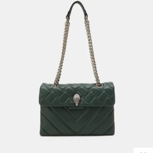 Kurt geiger väska - Säljer nu min kurt geiger väska. Väldigt bra pris. Man får plats med allt och den passar till allt. Skriv om du har frågor eller vill ha fler bilder🩷