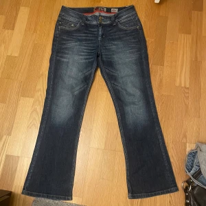 Low waist jeans - Säljer dessa skitsnygga byxor för dem är lite för stora för mig. Är 171 och dem är bra i längden. Dem är som nya och inte så använda💞💞💞