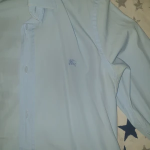 Burberry skjorta  - Burberry skjorta till salu har ingen användning till den så hade velat sälja  Hade velat byta den mot en gucci väska man lägger runt midjan 