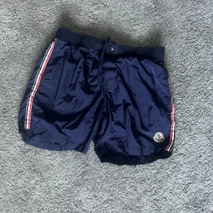 Moncler badbyxor  - Tja! Säljer dessa Moncler shorts i storlek M. Dom är as feta och i väldigt bra skick, prefekt till sommaren. Hör av er vid några frågor. Priset kan diskuteras vid en snabb affär!😉