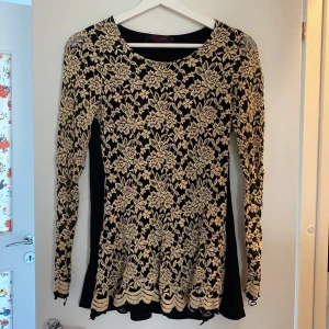 Blus - Fin blus med spets, svart och beige. Storle L men det är ganska liten och har stretchig material. Skön att ha på sig.