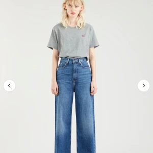 Levis jeans - High loose  - Mörkblåa Levis jeans med högmidja i storlek 27:31. På mig sitter dom väldigt oversize då jag är 163 och i en small/medium storlek. Sparsamt använda och inga defekter. 
