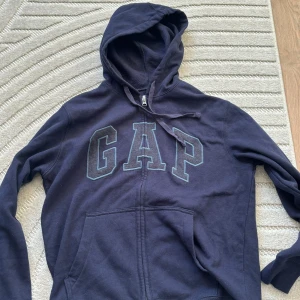 GAP zip hoodie - En mörk blå zip som knappt är använd då den är för liten för mig och orkade inte skicka tillbaka.