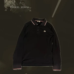Moncler pikétröja  - Tja. Säljer en äkta moncler pike tröja i storlek M men passar även S. Nypris: 3300kr. Skick 8/10 då den är väldigt använd. Utöver det fri från hål o skador. 