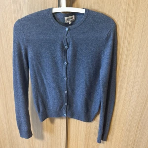 Soft goat kofta - Galgen gör att koftan får en lite konstig form på bilden! Endast använd två gånger och aldrig tvättad så den är som ny💞100% Kashmir. Nypris var 2000kr