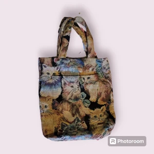Totebag - En unik totebag med kattmönster. Den är i tåligt material och har ett yttre och inre fack. Perfekt för sommaren💓