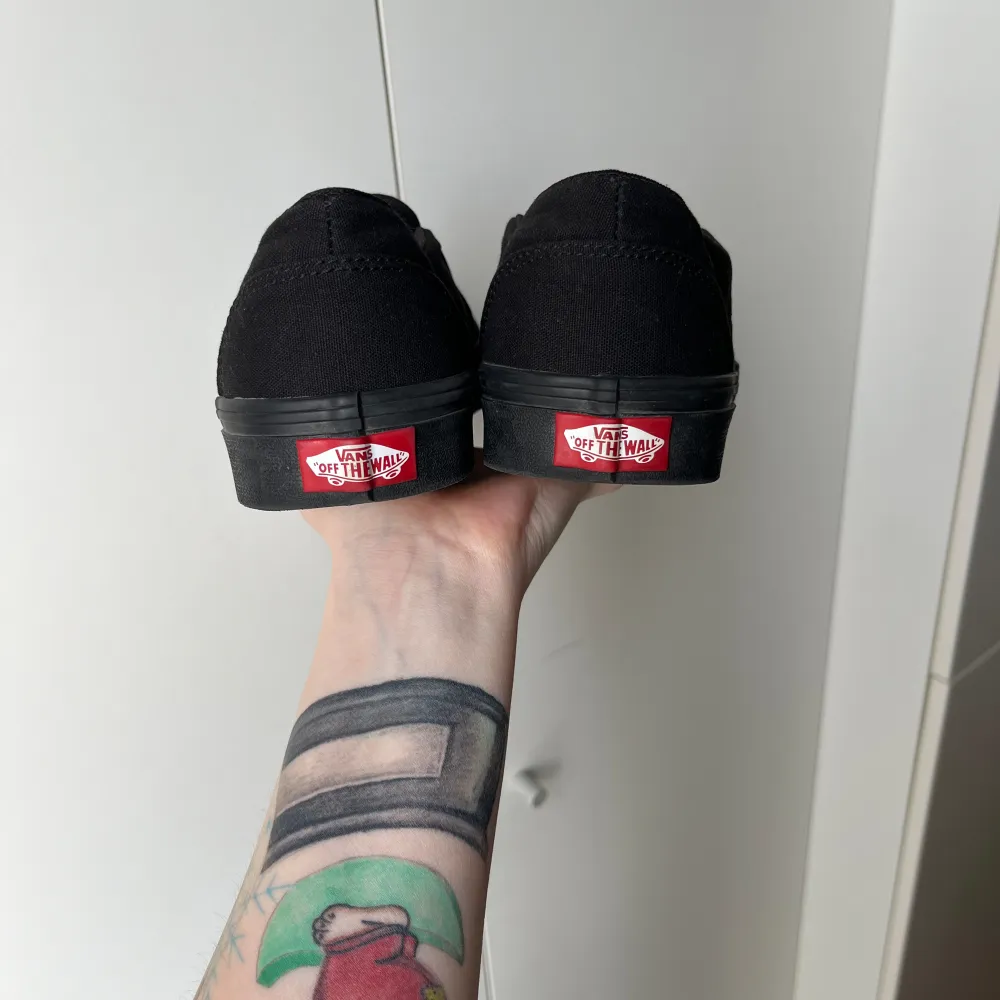 Vans svarta skip in skor i storlek 38,5. Använda 2 gånger förut men inget mer, säljer dom för att det inte är min stil längre. Ordinarie pris 750 kronor. Kontakta vid frågor 💕. Skor.