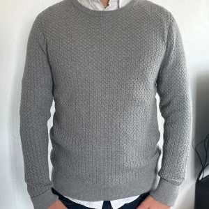 J.Lindeberg stickad tröja - Grå stickad tröja från J.Lindberg. Väldigt bra skick. 