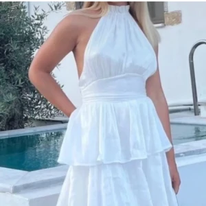 Student klänning - Vit studentklänning i XS för liten för mig aldrig använd. ✨