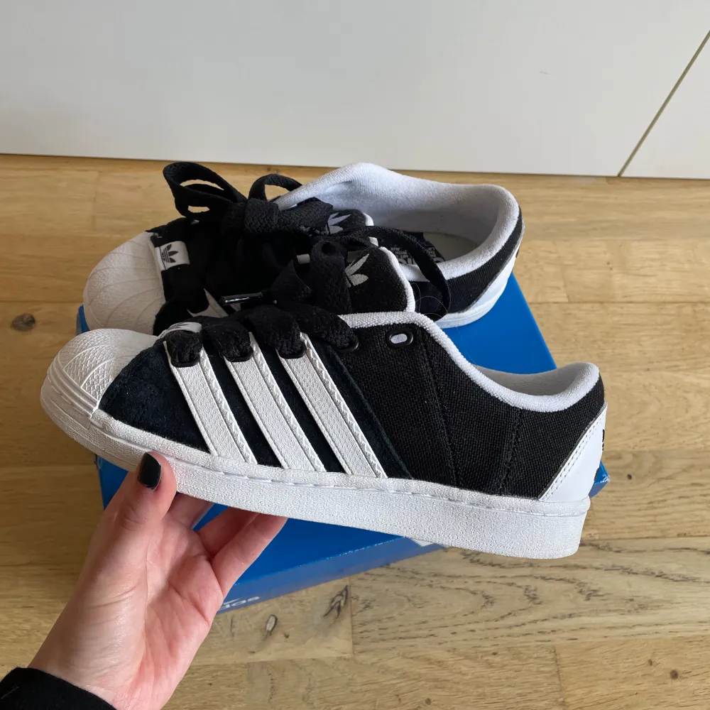 Oanvända adidas superstar ”supermodified” i storlek 38 1/2 💝. Skor.