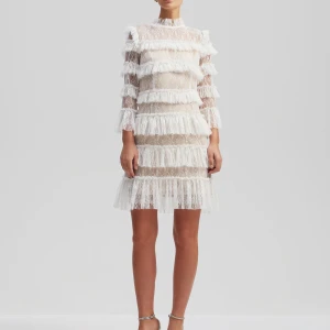 By malina Carmine klänning storlek 36 - Klänning från By Malina Carmine miniklänning i spets Vit färg Använd en gång på min student Finns brun utan sol fläckar inuti klänningen men syns inte när klänningen är på Storlek S  Nypris 2 800kr Mitt pris 1 500kr  Kolla även in mina andra annonser