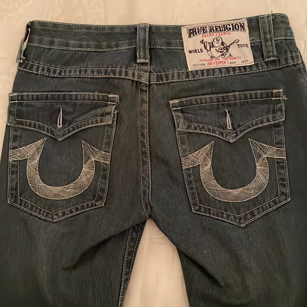 Fet true religion jeans, rak passform men sitter baggy enda defkten är en knapp som saknas annars nyskick riktigt grisch. Jeans & Byxor.