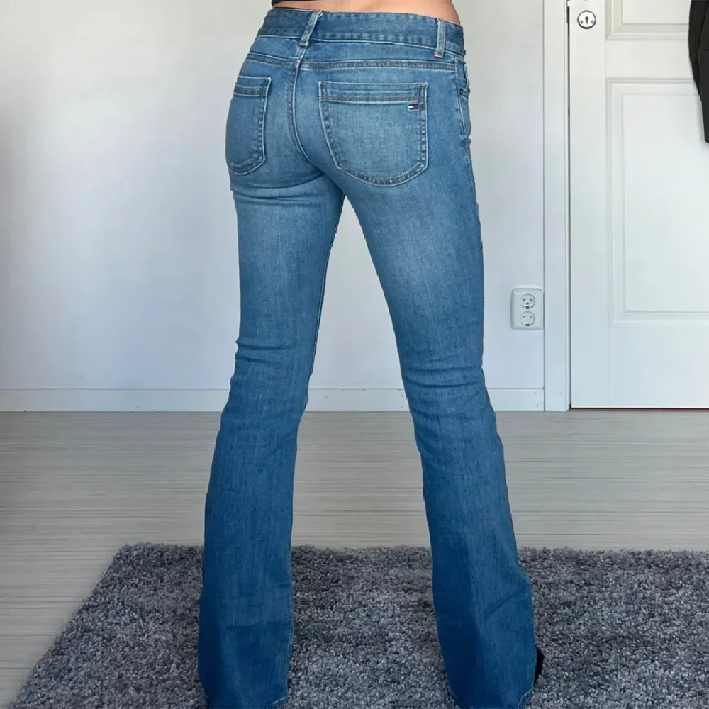 midjemått: 36cm rakt över, innerbenslängd: 80cm💗(lånade bilder). Jeans & Byxor.