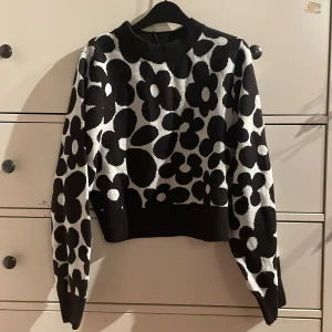 Blommig tröja - Bra skick 100% akryl