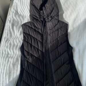 Zara väst - Superfin Zara väst i storlek s, den är använd 2 gånger så i princip helt nytt skick. 💕