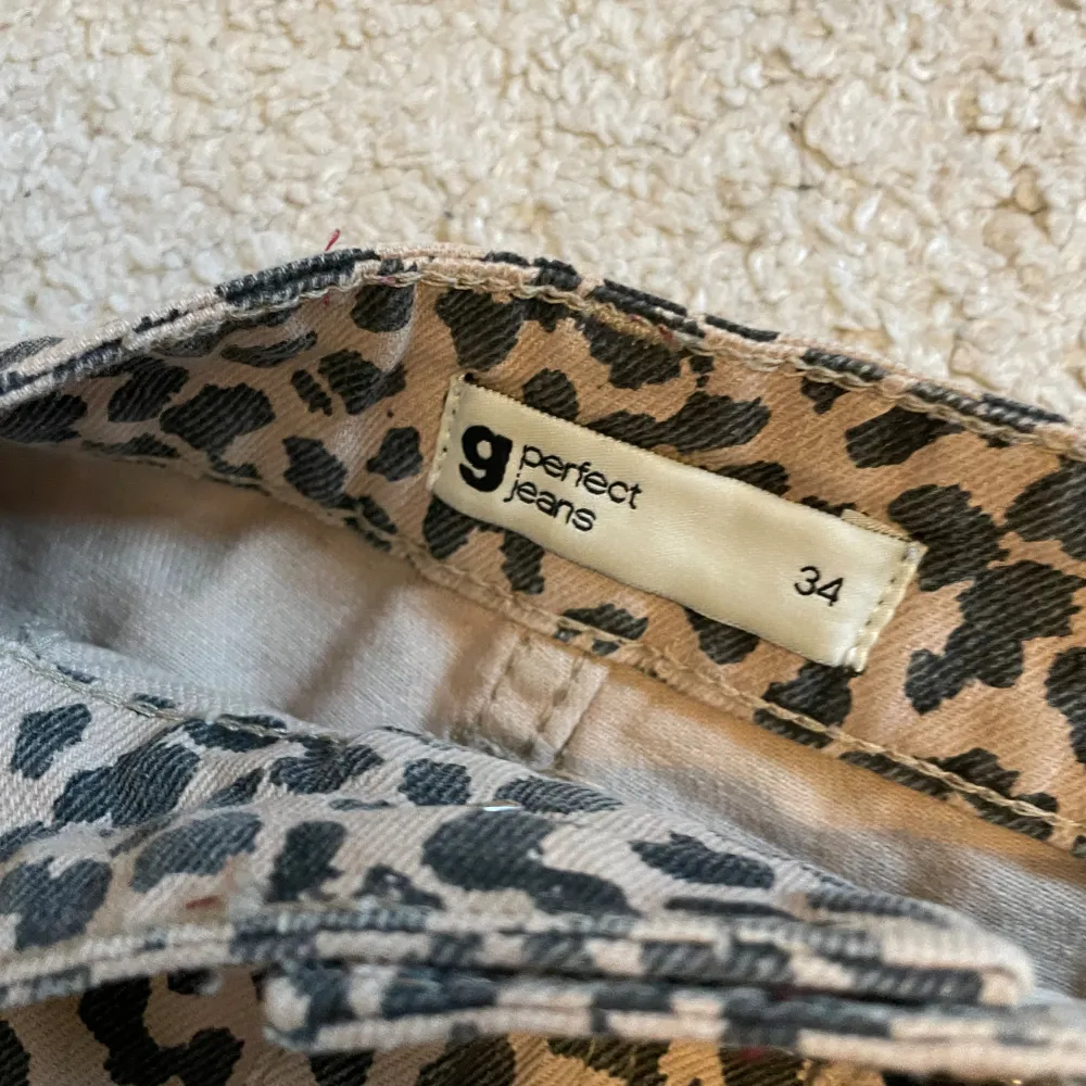 Jeanskjol i leopard mönster  Använd några ggr  För liten för mig nu . Shorts.